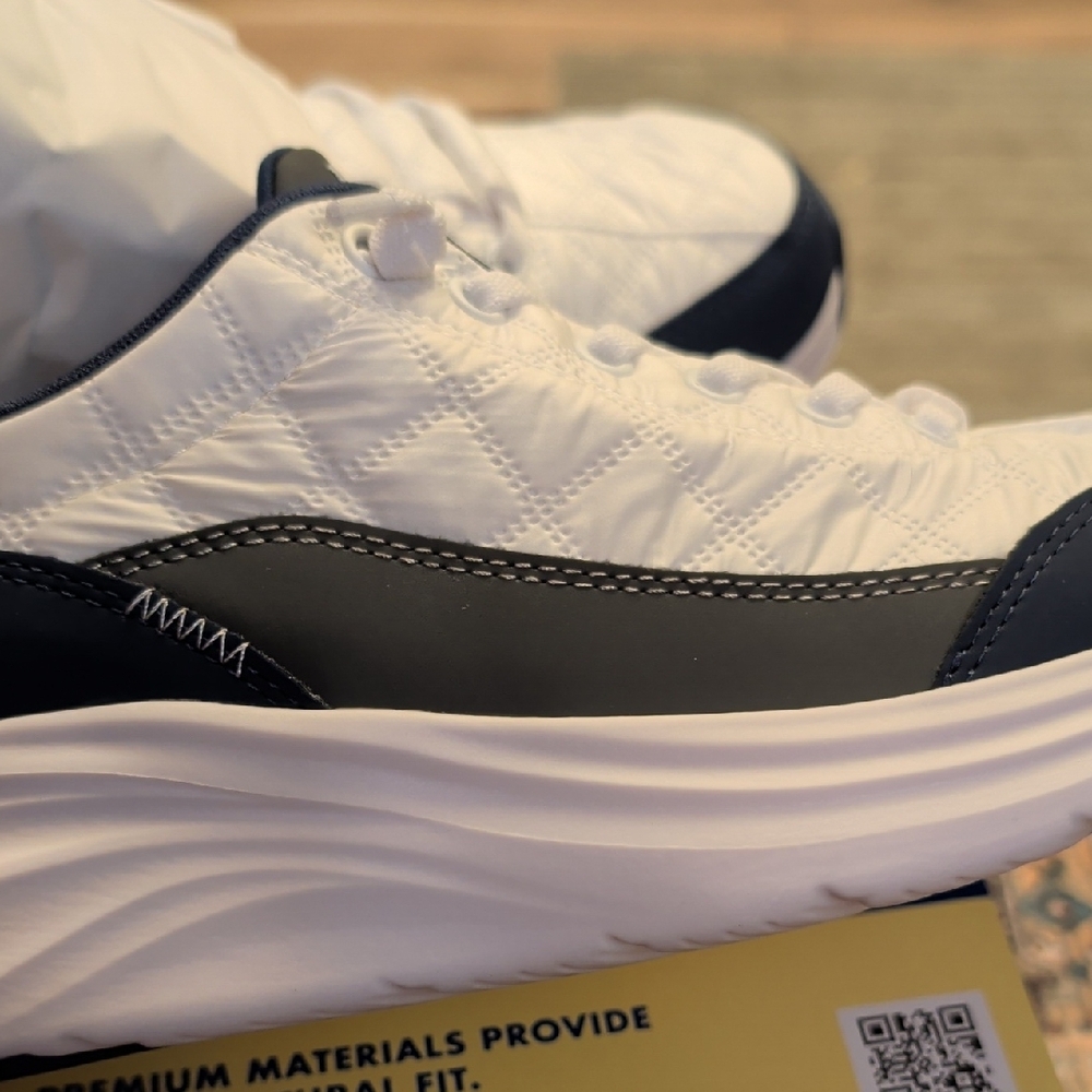 Skechers Women's Quilted White and Navy Athletic Shoes - Picture 9 of 9